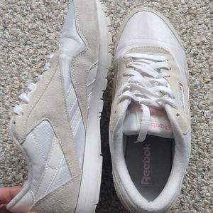 Used Reebok Classic in white size 8,5.